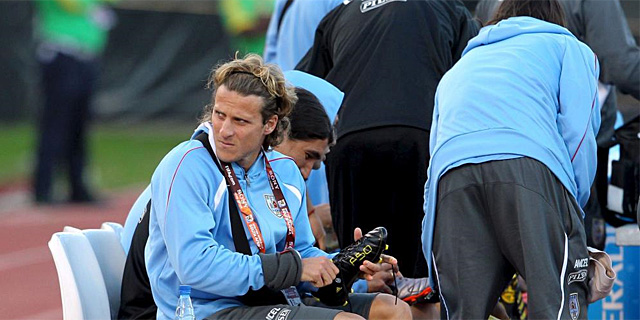 Diego Forln, en un descanso del entrenamiento de Uruguay. (EFE)