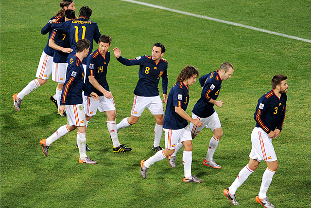 Los jugadores espaoles, tras el gol de Villa a Chile. (Efe)