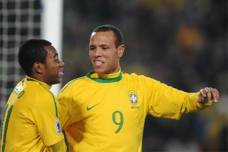 Robinho y Luis Fabiano celebran el primer gol brasileo. (AFP)