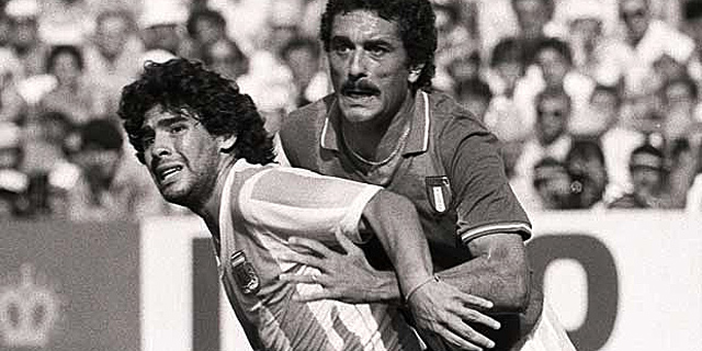 Gentile frena a Maradona en el Mundial de 1982. | Archivo
