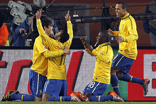 Los jugadores de Brasil celebran el ltimo de los ocho goles marcados hasta el momento. (Foto: EFE)