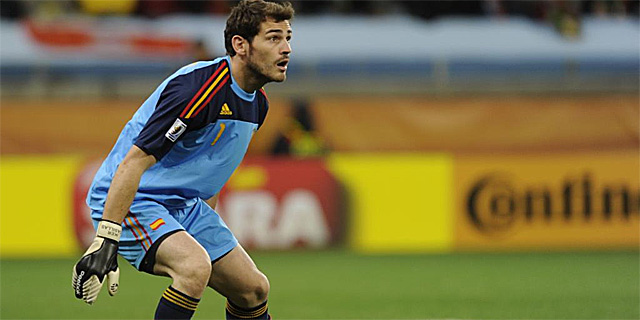 Casillas espera al baln durante el Espaa-Portugal. | Afp