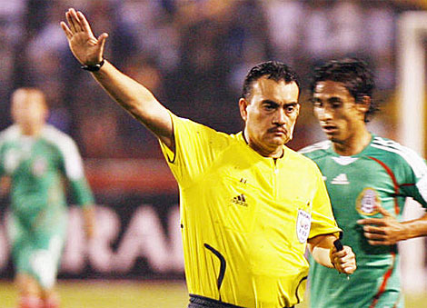El rbitro guatemalteco Carlos Batres, durante un partido. | Ap