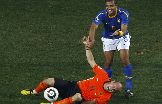 Melo en el momento de dar el pisotn a Robben que le cost la expulsion. (AFP)