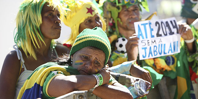 Una mujer llora la derrota de Brasil. | AP