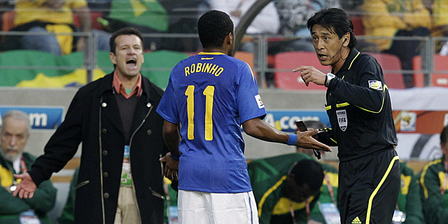 Dunga protesta al rbitro japons mientras ste advierte a Robinho. | Ap