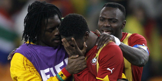 Gyan llora desconsolado tras la eliminacin de Ghana. | AP Photo