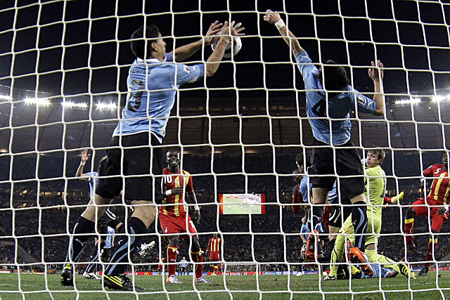 Luis Surez evita el gol con las manos. (Foto: AP)