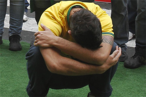 Un seguidor de Brasil, hundido tras la derrota de su seleccin. | Reuters