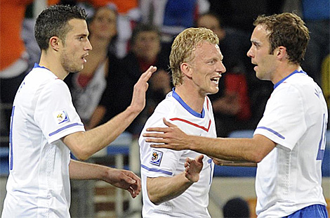 Van Persie, Kuyt y Mathijsen celebran un gol con Holanda. | Afp