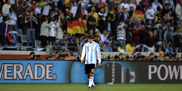 Messi, slo y cabizbajo, tras la derrota argentina ante Alemania. | Ap