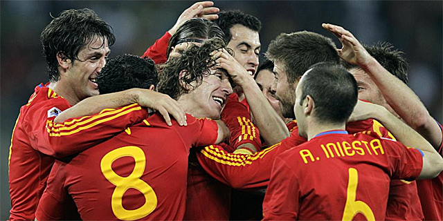 Los jugadores de la Selección se abrazan a Puyol, héroe de la noche. | Ap