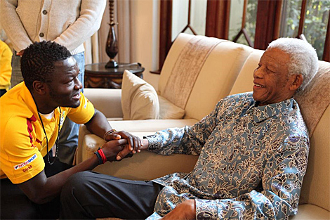 Mandela recibe la visita de la selección ghanesa a su residencia. | Afp