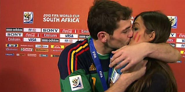 El beso de Casillas a Carbonero, en plena entrevista. | Telecinco