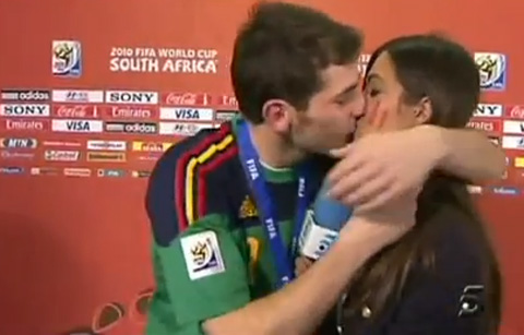 Imagen del beso de Casillas y Carbonero