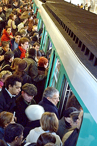 El metro en París, abarrotado. (Foto: AP).