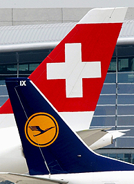 Un avin de Lufthansa pasa de largo ante un avin de Swiss en el aeropuerto suizo de Zurich. (Foto: EFE).