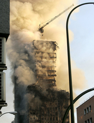 El edificio Windsor durante su incendio. (Foto: REUTERS).