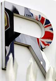 La bandera britnica se refleja sobre el rtulo de Rover en su fbrica de Birmingham. (REUTERS)