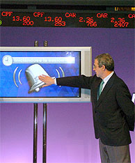 Alierta toca una campana virtual en la Bolsa de Madrid. (Foto: EFE)