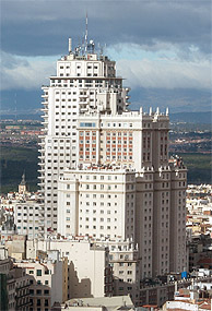 Vista del Edificio Madrid y, detrs, Torre Espaa. (Foto: JAVI MARTNEZ)