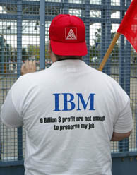Un empleado de IBM en Alemania observa el cierre de la compañía. (Foto: AP)