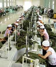 Una mujeres trabajan en una fbrica de ropa en la ciudad de Huaibei, al este de China. (Foto: EFE).