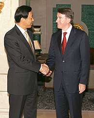 El ministro china de comercio, Bo Xilai, y el comisario europeo de Comercio, Peter Mandelson (Foto: REUTERS)