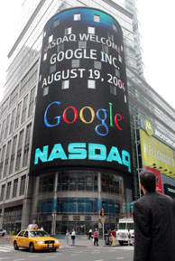 Archivo. Cartel publicitario de la salida de Google a Bolsa. (Foto: REUTERS).