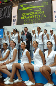 Corporación Dermoestética decidió 'vestir' su salida al parqué con 50 señoritas con atuendo de enfermera (Foto: EFE)