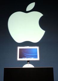 Pantalla LCD bajo el logotipo de Apple. (Foto: REUTERS).