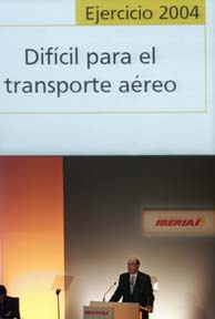 Fernando Conte, presidente de Iberia, en la presentacin de los resultados de 2004. (Foto: JAIME VILLANUEVA).