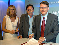 El ministro de Administraciones Pblicas, Jordi Sevilla, junto a los sindicalistas Alicia Moreno (CSI-CSIF) y Julio Cuerda (UGT).