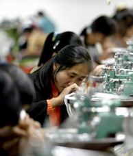 Mujeres chinas trabajan en una fbrica textil en Hangzhou, al este de China. (Foto: AP).