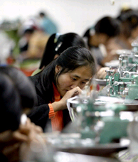 Mujeres chinas trabajan en una fábrica textil en Hangzhou, al este de China. (Foto: AP).