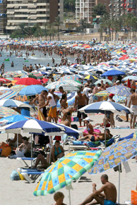 Cientos de turistas toman el sol en las playas de Benidorm. (Foto: EFE).