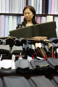 Una dependienta en una tienda textil en Pekn. (Foto: REUTERS).