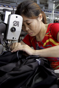 Una trabajadora de la manufacturera textil Youngor Group en Ningbo, China. (Foto: EFE).