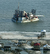 Vista de una plataforma de petrleo que fue arrastrada fuera de la isla Dauphin (Alabama) tras el paso del huracn "Katrina". (Foto: EFE)