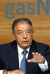 El presidente de Gas Natural, Salvador Gabarr, durante la rueda de prensa sobre la OPA. (Foto: EFE).