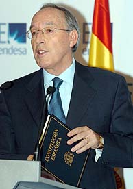 El presidente de Endesa, Manuel Pizarro, acompaado por un ejemplar de la Constitucin durante la rueda de prensa. (Foto: EFE).