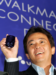 El presidente de Sony Corporation, Koichiro Tsujino, durante la presentacin de un nuevo producto Sony. (Foto: AP).