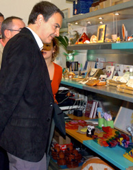 El presidente del Gobierno, Jos Luis Rodrguez Zapatero, observando unos artculos. (Foto: EFE).