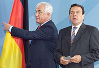 Peter Hartz, ex director de Wolkswagen, junto al canciller alemn en funciones, Gerhard Schrder. (Foto: AP).
