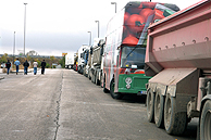 Camiones estacionados en el Centro de Transportes de Getafe, durante el segundo da de huelga. (Foto: EFE)