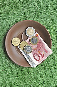 Varias monedas y un billete de 10 euros. (Foto: JOS AYMA)