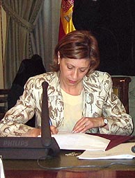 La ministra de Agricultura y Pesca, Elena Espinosa, firma el acuerdo. (Foto: EFE)