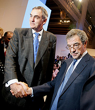 Los presidentes de Telefónica, César Alierta (dcha.), y O2, David Arculus. (Foto: AFP)