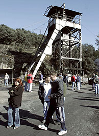 Familiares y amigos esperan a los mineros encerrados en Torre del Bierzo. (Foto: EFE)