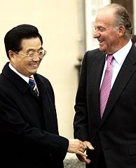 El presidente de China, Hu Jintao, y el Rey Juan Carlos. (Foto: REUTERS)
